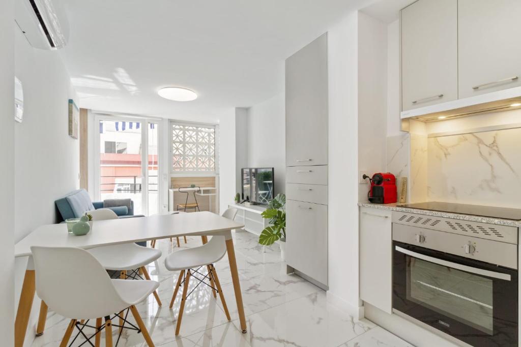 kuchnia i jadalnia ze stołem i krzesłami w obiekcie Cozy beach apartment w Marbelli