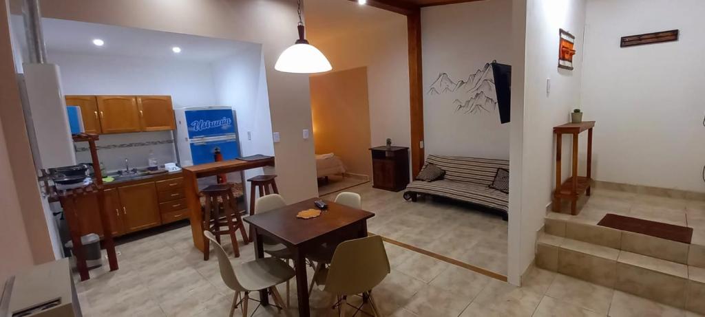 Paraíso Ushuaia في أوشوايا: مطبخ وغرفة طعام مع طاولة وكراسي