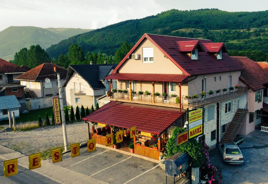 una vista aérea de un edificio con techo rojo en Restoran & Motel Manjež en Bijelo Polje