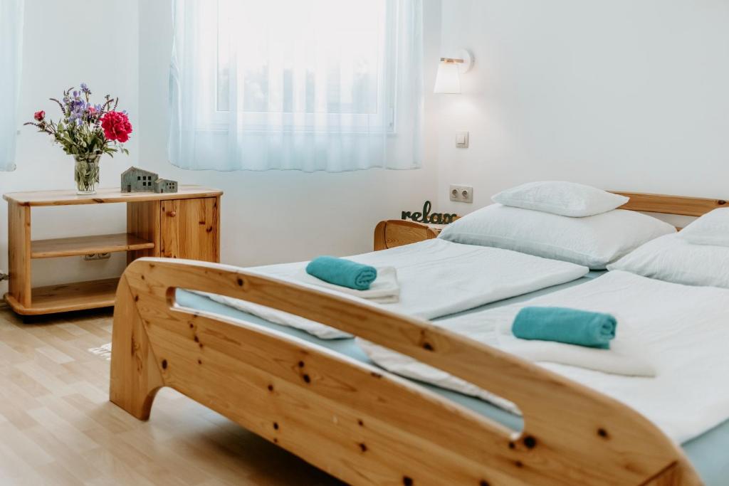 Postel nebo postele na pokoji v ubytování Kék Vendégház Family Resort
