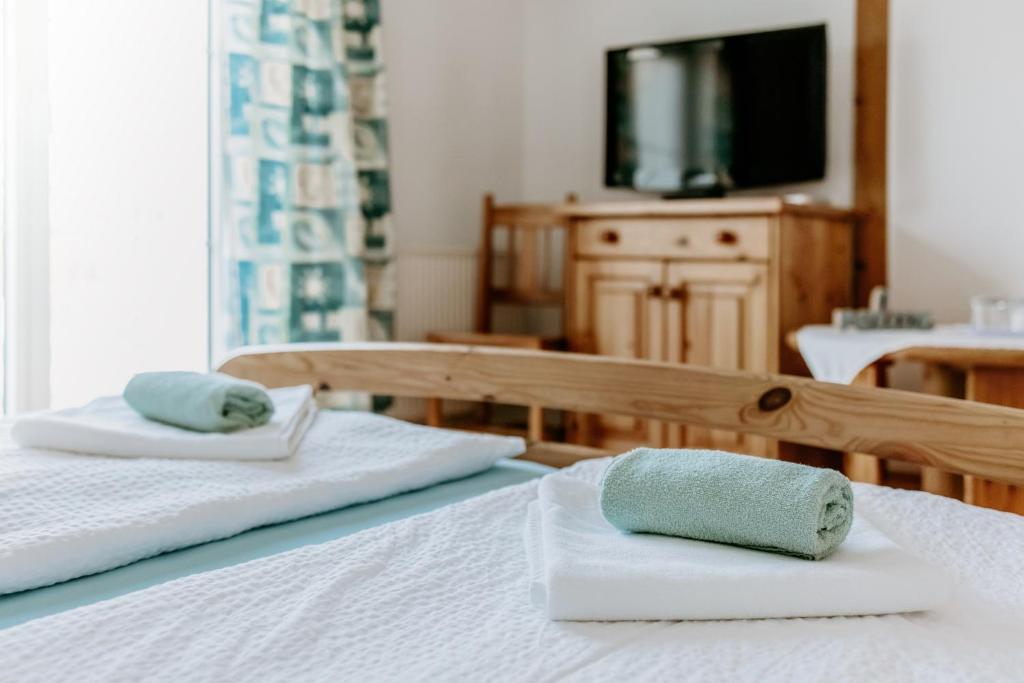 Postel nebo postele na pokoji v ubytování Kék Vendégház Family Resort