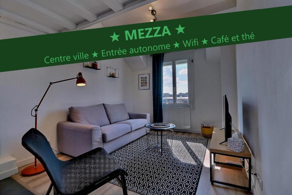 sala de estar con sofá y TV en Appartement "MEZZA" centre ville de VITRÉ, en Vitré