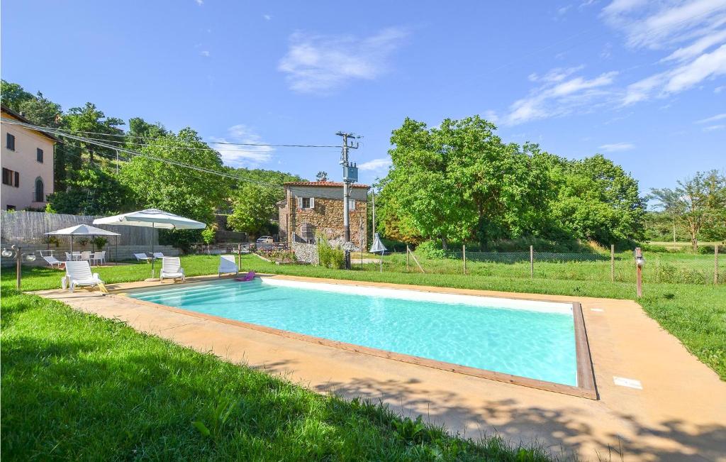 - une piscine dans la cour d'une maison dans l'établissement 3 Bedroom Amazing Home In Citt Di Castello pg, à Lugnano