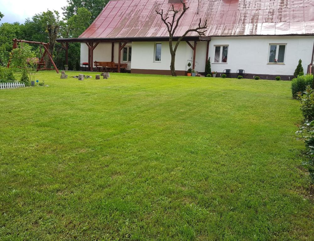 Vonkajšia záhrada v ubytovaní Apartament Wiejska Sielanka