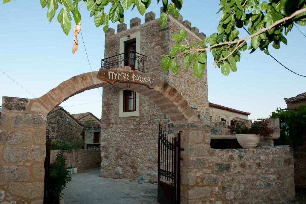 ein Gebäude mit einem Tor davor in der Unterkunft Pyrgos Fassea Kardamyli in Kardhamili