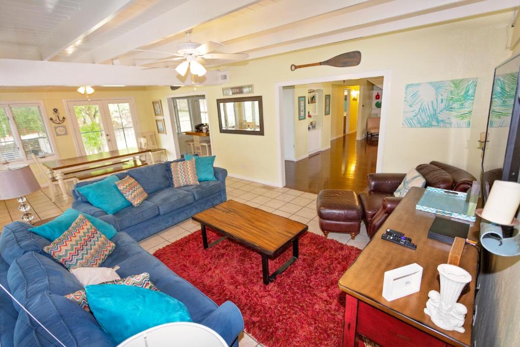 uma sala de estar com um sofá azul e uma mesa em Blues Escape 4000 sqft. A few steps to Canyon Lake em Canyon Lake