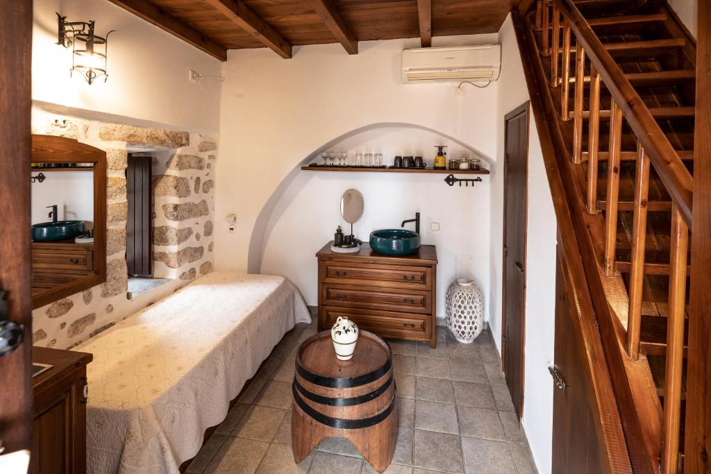 Postel nebo postele na pokoji v ubytování Arapakis Historic Castle