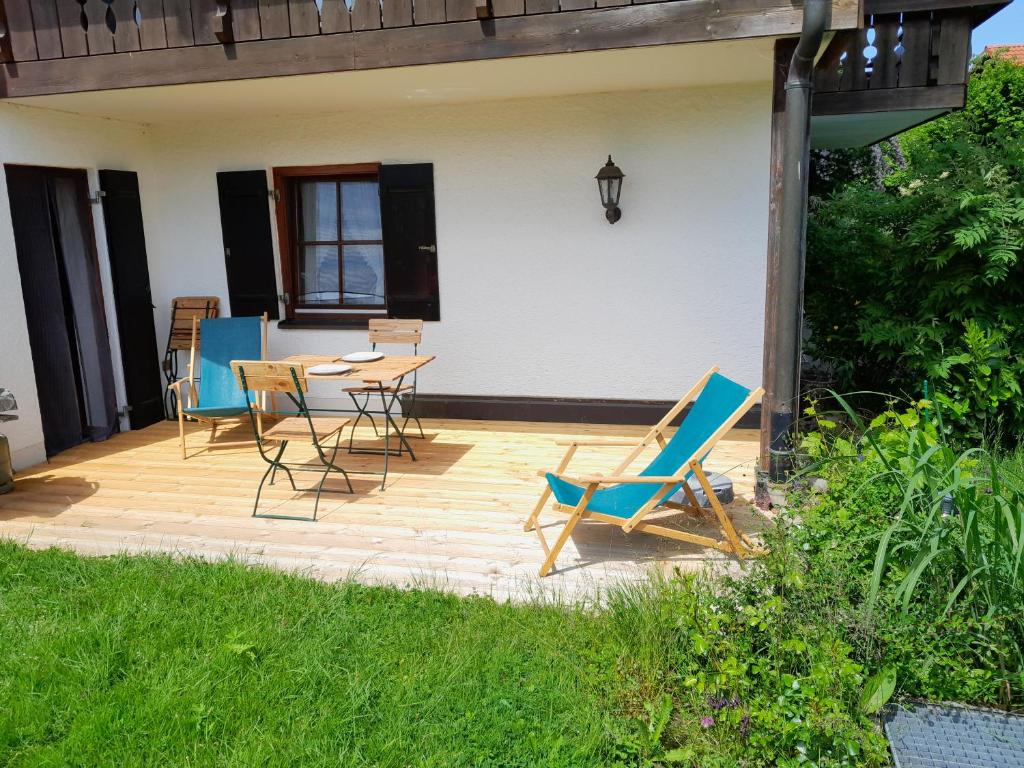 eine Terrasse mit Stühlen, einem Tisch und Stühlen in der Unterkunft ruhig gelegene Allgäuer Ferienwohnung in Scheidegg