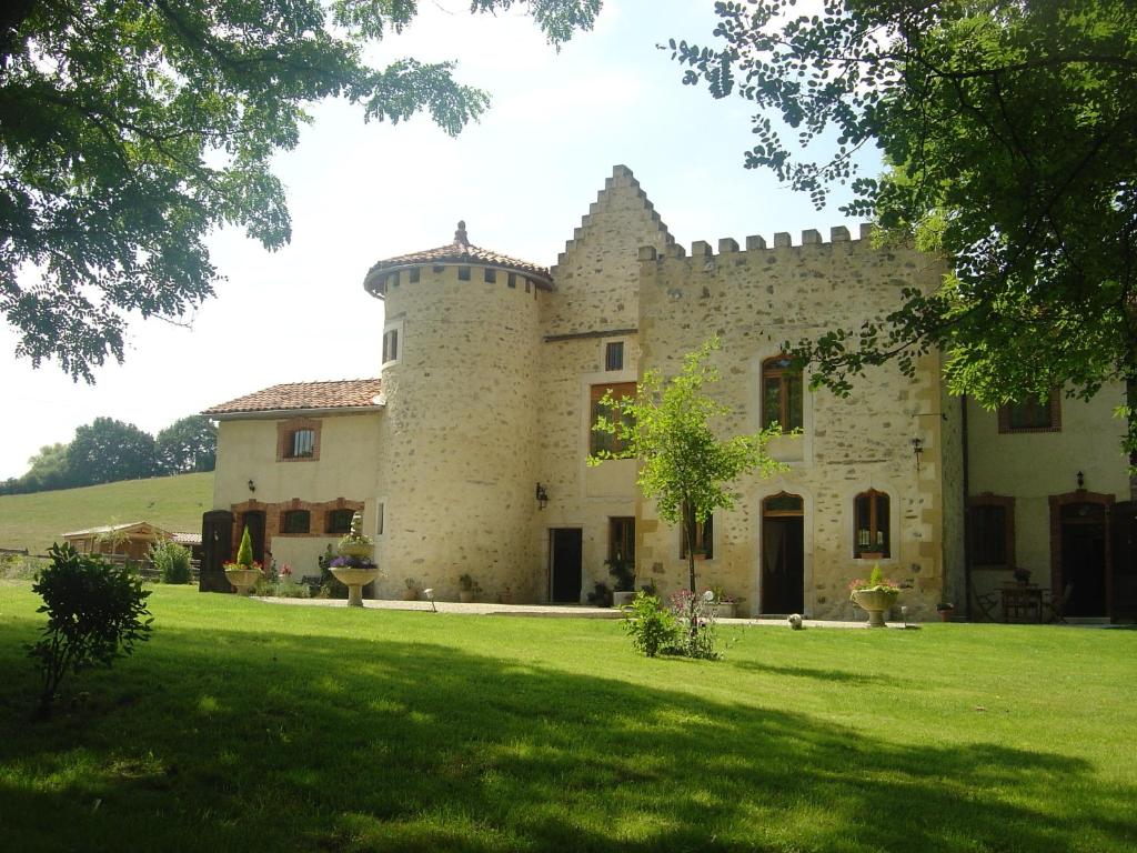 un gran castillo con un campo de hierba delante de él en Domaine du Val de Soux, en Montgaillard-de-Salies