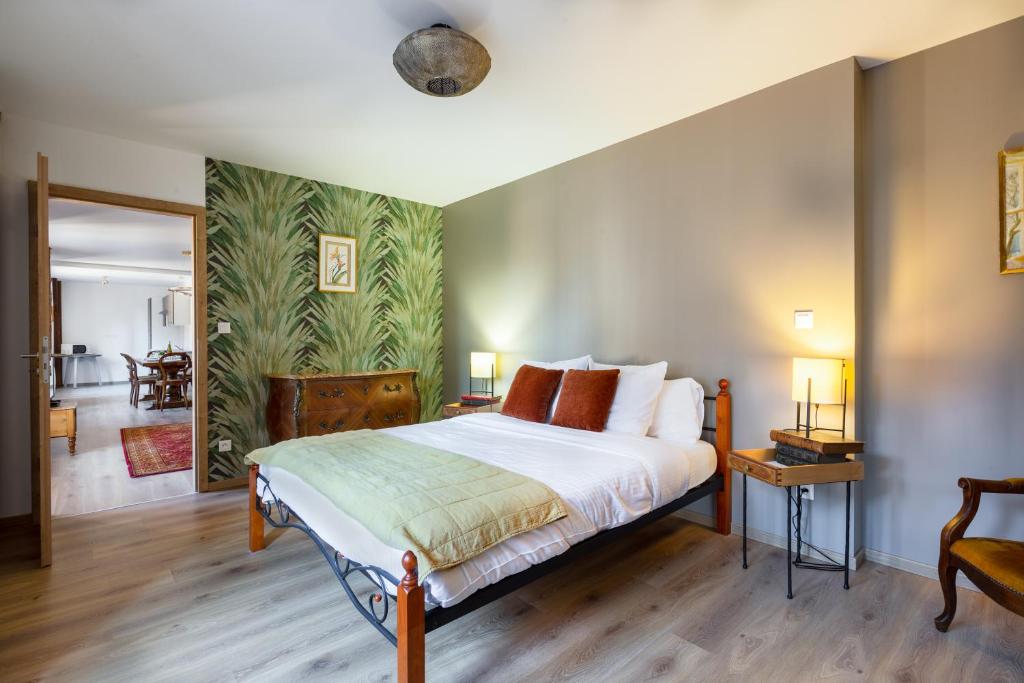 Giường trong phòng chung tại LE RHENANUS Martin Bucer - grand appartement au calme - centre ville - parking gratuit