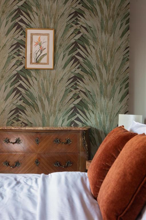 - une chambre dotée d'un lit avec un mur à motifs dans l'établissement LE RHENANUS Martin Bucer - grand appartement au calme - centre ville - parking gratuit, à Sélestat