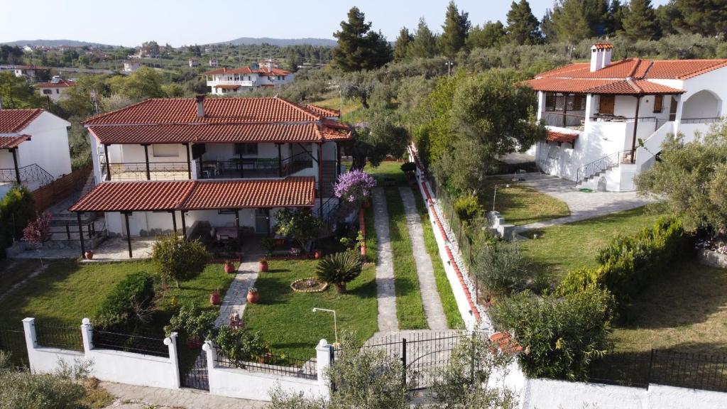 an aerial view of a house with a yard at Studio Metamorfosi in Metamorfosi