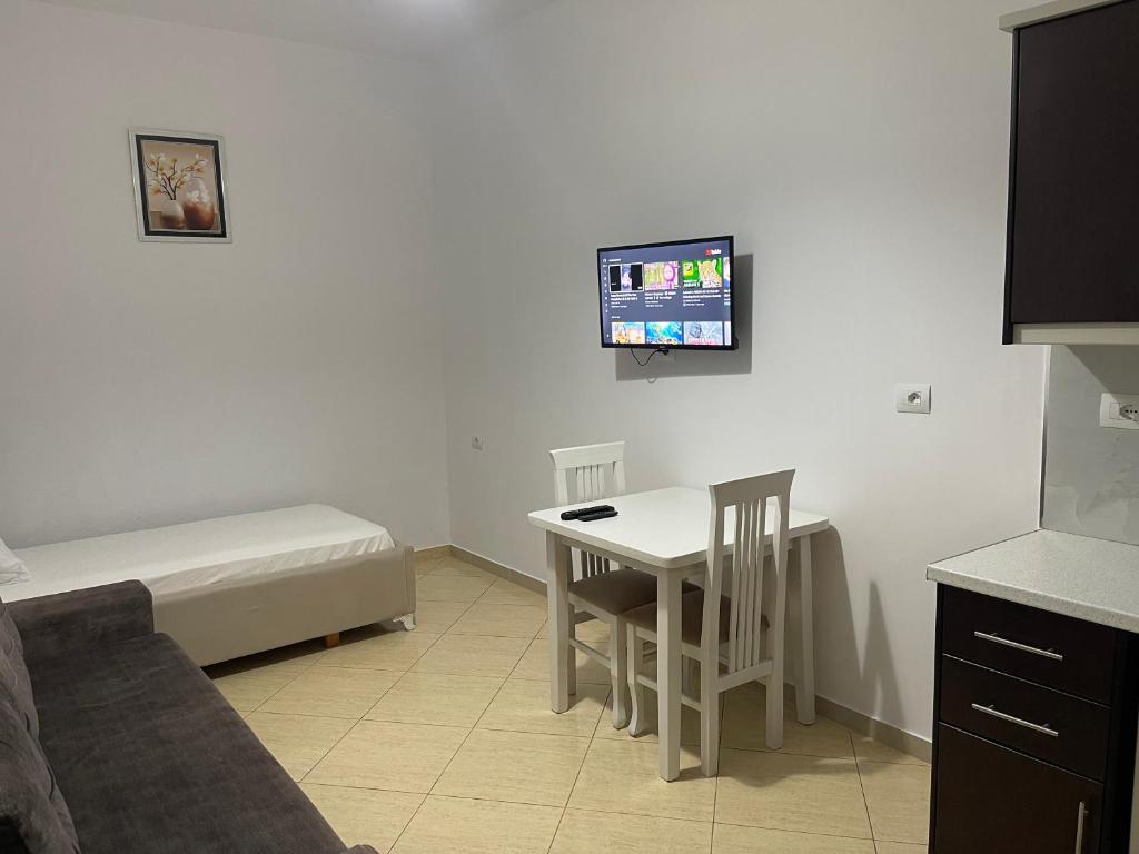 Lovely apartment with sea view in Saranda - Image 4