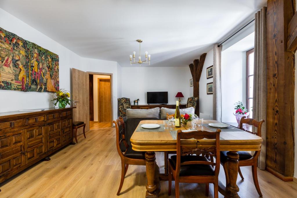 - un salon avec une table et un canapé dans l'établissement LE RHENANUS Ludwig Dringenberg - appartement au calme - centre ville - parking gratuit, à Sélestat