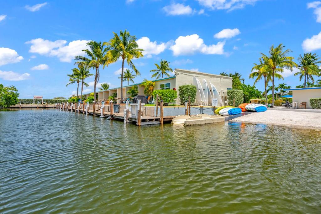 dom na wodzie z palmami w obiekcie Coconut Cay Resort w mieście Marathon