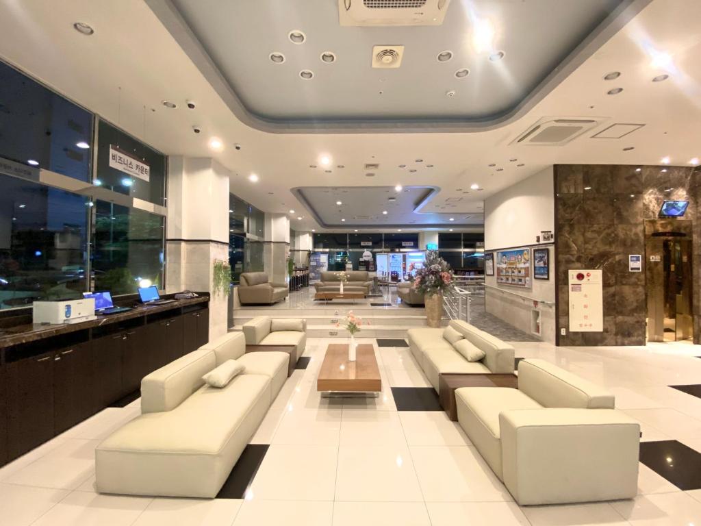 eine Lobby mit Sofas und einem Tisch in einem Gebäude in der Unterkunft Toyoko Inn Busan Haeundae 2 in Busan