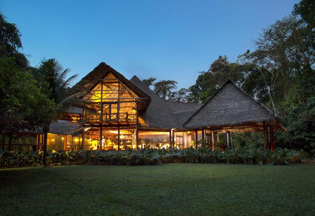 un gran edificio con muchas ventanas en Inkaterra Reserva Amazonica, en Puerto Maldonado