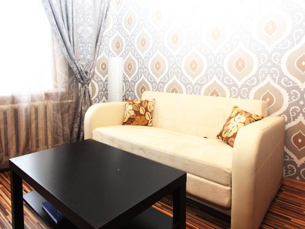 sala de estar con sofá y mesa en ApartLux Tretyakovskaya, en Moscú