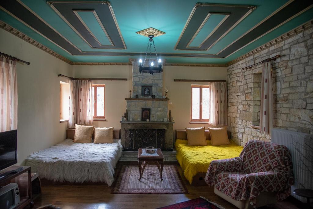 ein Wohnzimmer mit einem Bett und einem Sofa in der Unterkunft Cozy traditional house in Kato Pedina- To Petrino in Káto Pediná