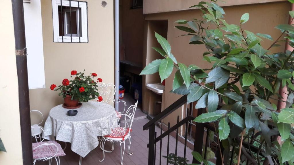 uma varanda com uma mesa e cadeiras e uma planta em La Terrazzina, silenzioso, zona Piazza Gran Madre em Turim