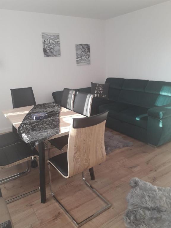Posedenie v ubytovaní Apartament Wiżajny