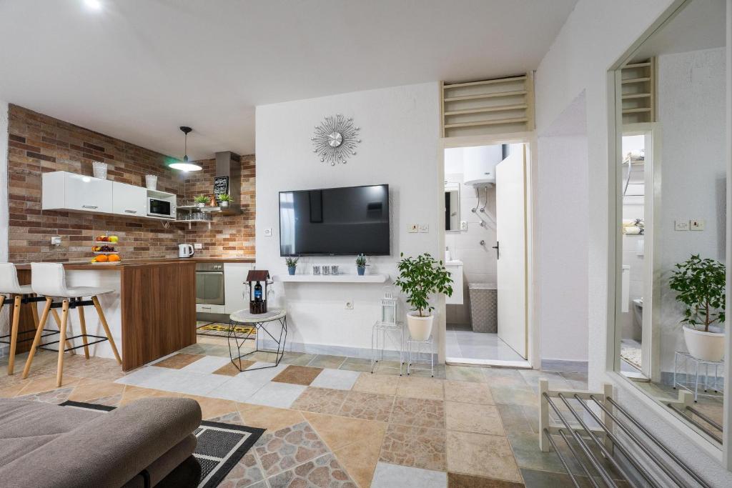 ein Wohnzimmer mit einem Sofa und einer Küche in der Unterkunft Apartman Evita in Zadar