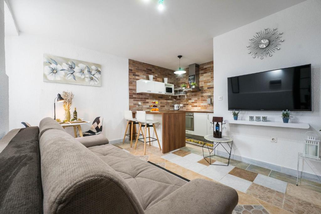 Televízia a/alebo spoločenská miestnosť v ubytovaní Apartman Evita