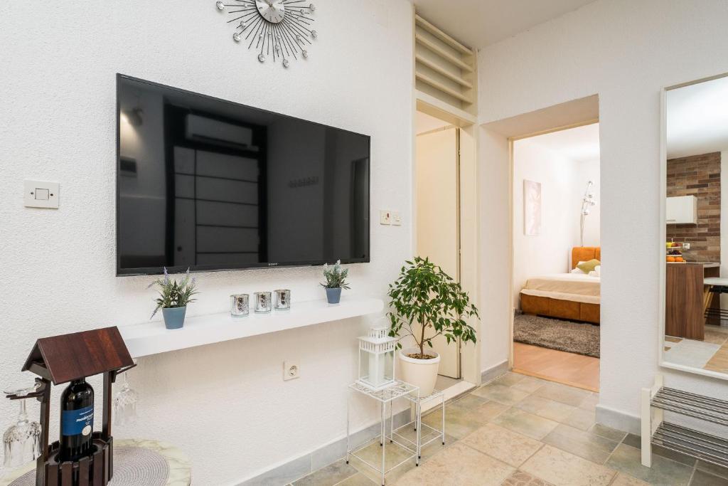 Televízia a/alebo spoločenská miestnosť v ubytovaní Apartman Evita