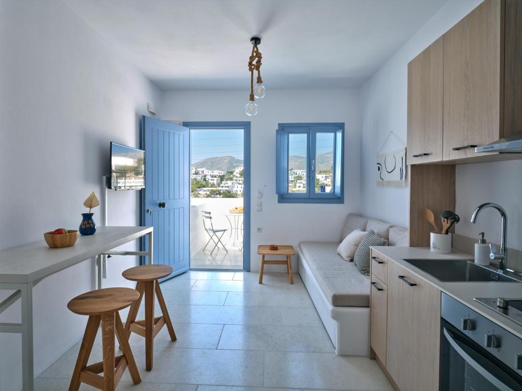 eine Küche mit einem Sofa und ein Wohnzimmer in der Unterkunft Etherio Apartment III in Piso Livadi