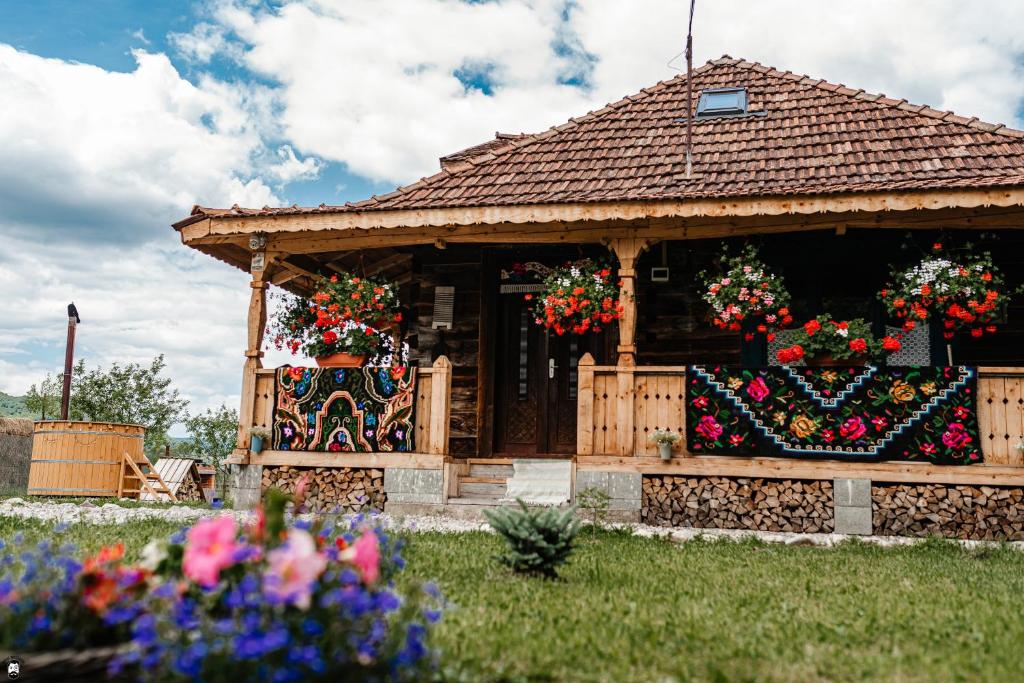 - un kiosque avec des paniers de fleurs dans l'établissement Casa de la Pârâu, à Vişeu de Sus