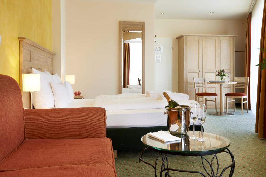 Letto o letti in una camera di Das Hotel Eden - Das Aktiv- & Wohlfühlhotel in Tirol auf 1200m Höhe