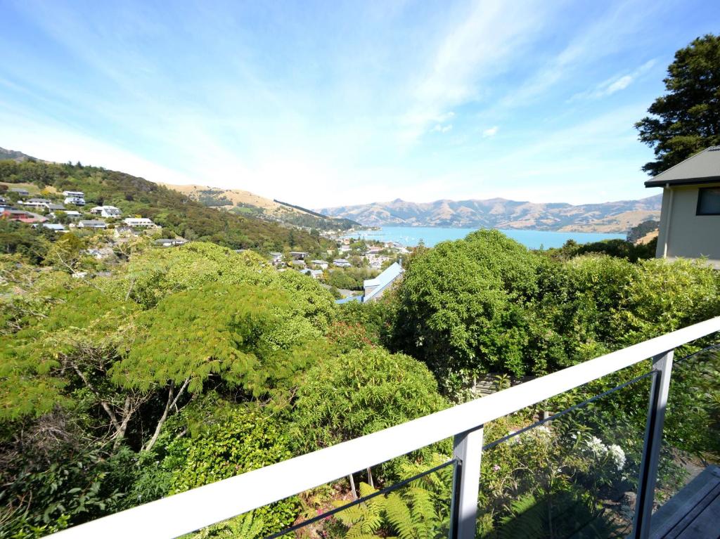 una vista sull'acqua dal balcone di una casa di Akaroa Delight - Akaroa Holiday Home ad Akaroa