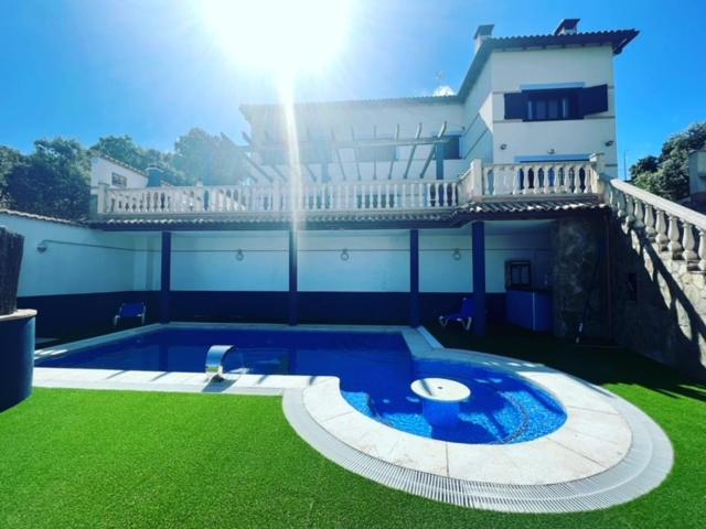 ein Haus mit einem großen blauen Pool im Hof in der Unterkunft Paradise in Aldea del Fresno