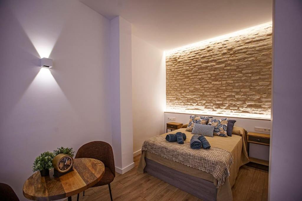 Posteľ alebo postele v izbe v ubytovaní Mini hotel in the heart of Sevilla for exclusive usage