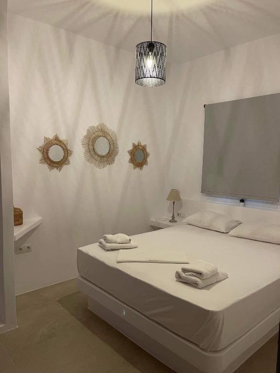 Postel nebo postele na pokoji v ubytování Voras Villa Panagia Beach