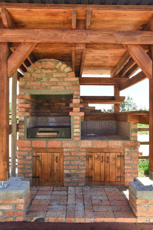 un forno esterno in mattoni con tetto in legno di Big bear villas a Žabljak