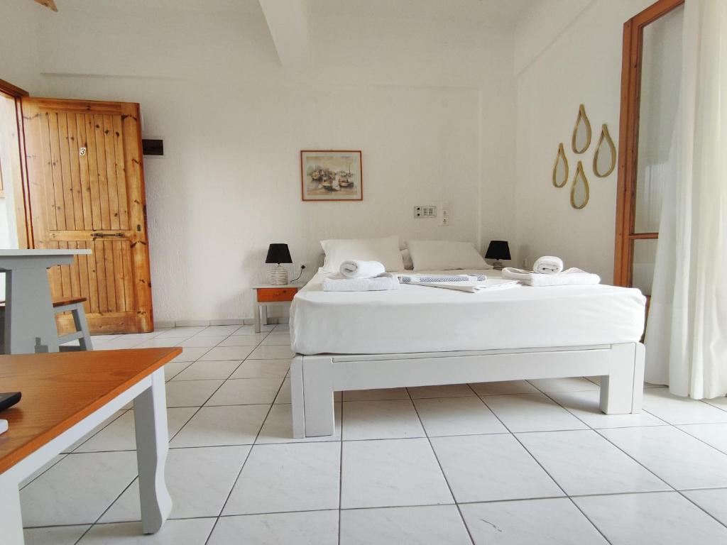 A bed or beds in a room at Emilia Apartments