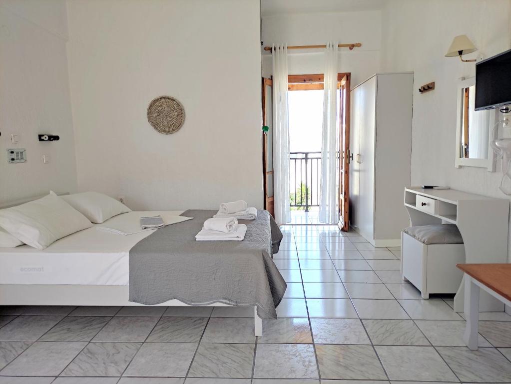 A bed or beds in a room at Emilia Apartments
