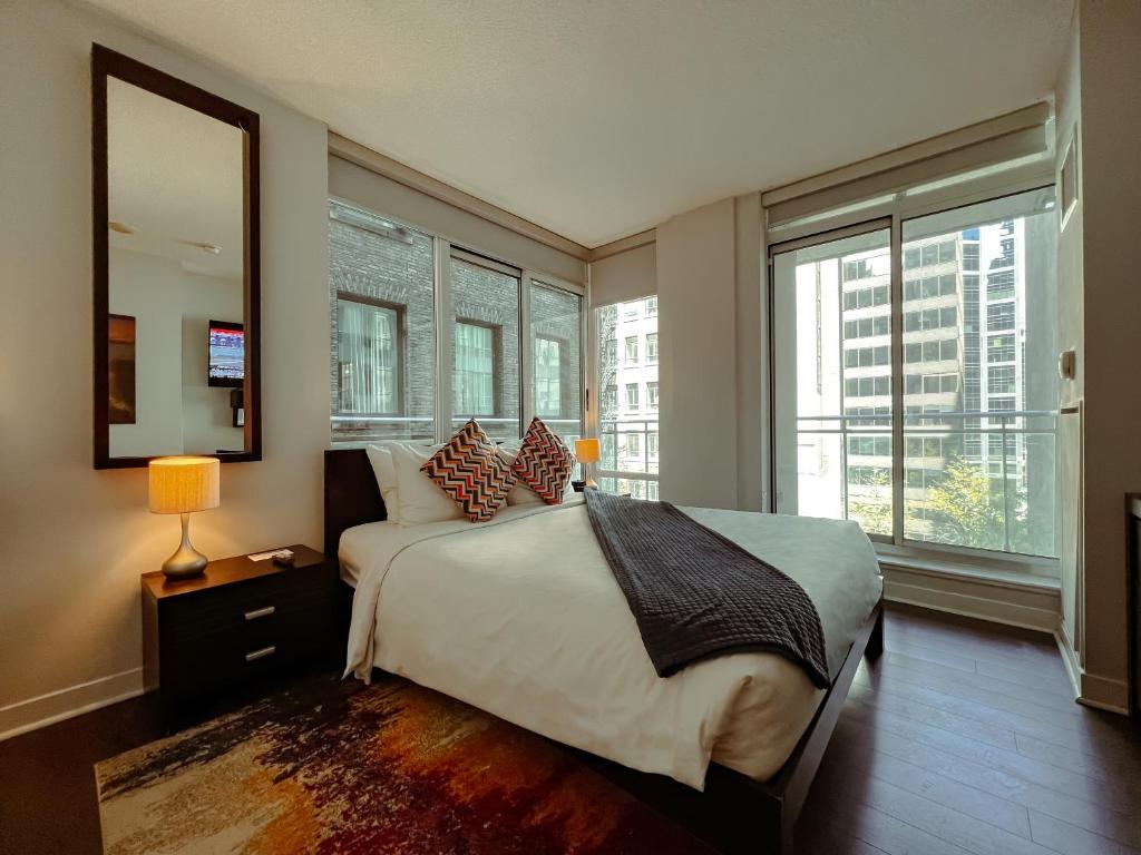 Tempat tidur dalam kamar di Executive Hotel Cosmopolitan Toronto