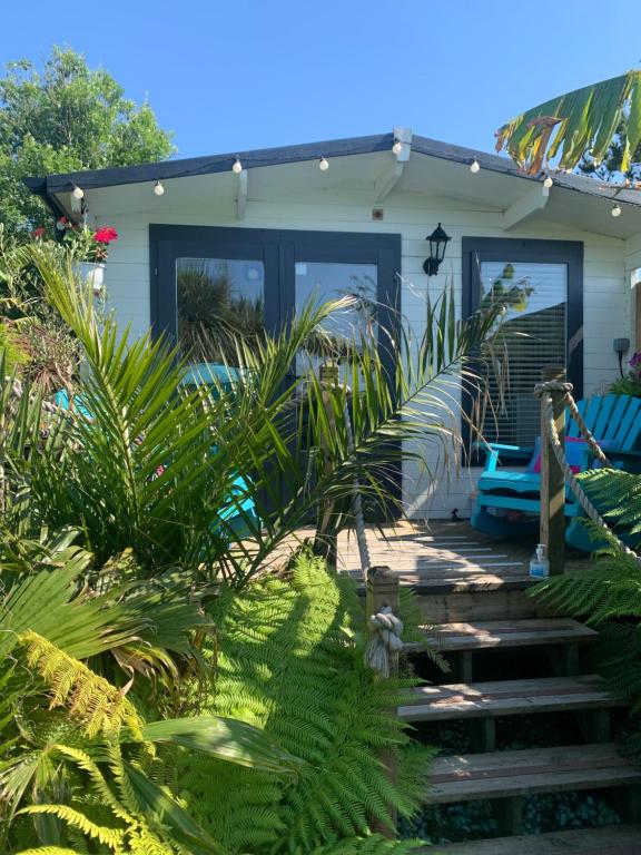 una casa con escaleras que conducen a la puerta principal en Stargazy Garden, en Hayle