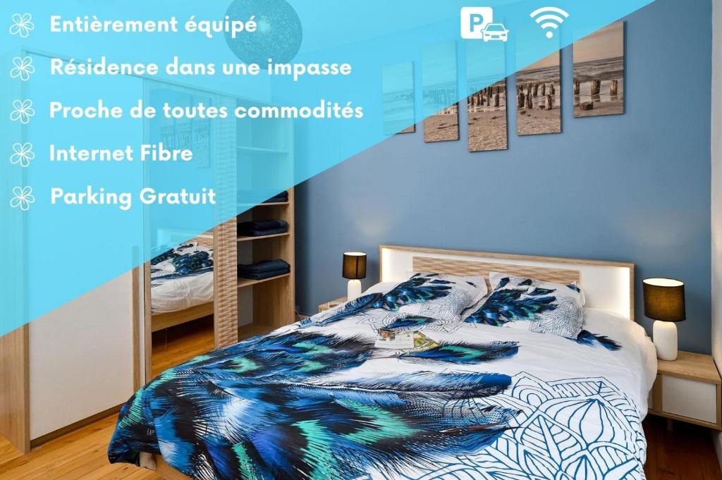 een poster van een slaapkamer met een bed bij Le Fil Bleu - CENTRE VILLE - ENTIÈREMENT ÉQUIPÉ in Montluçon