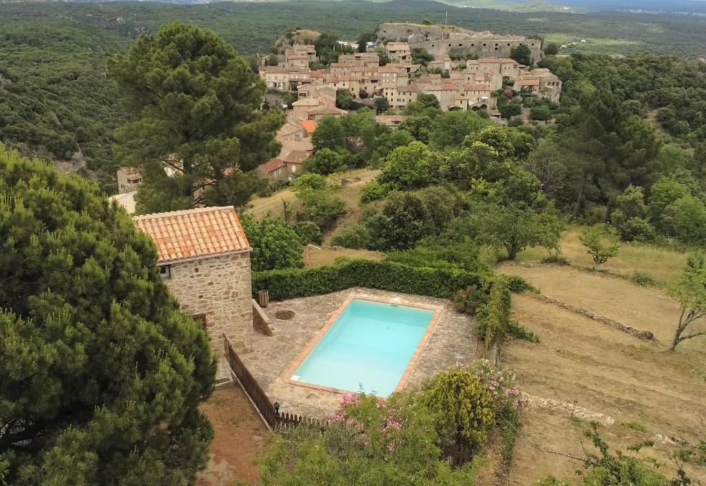 uma vista aérea de uma villa com piscina em La Magnanerie du Castanet em Banne