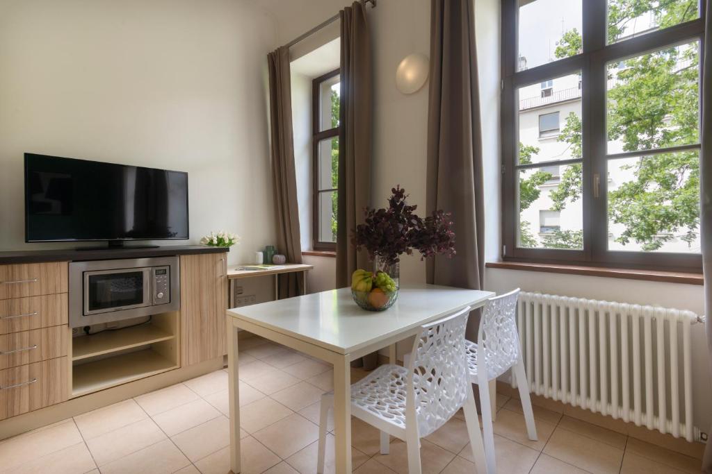 Bohemian Dreams Apartments and Suites by Dwellfort - Resim 33