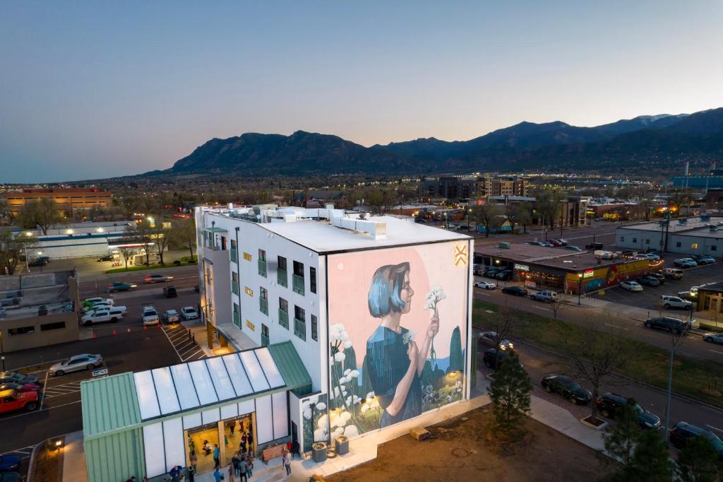um edifício com uma grande pintura ao lado em Kinship Landing em Colorado Springs