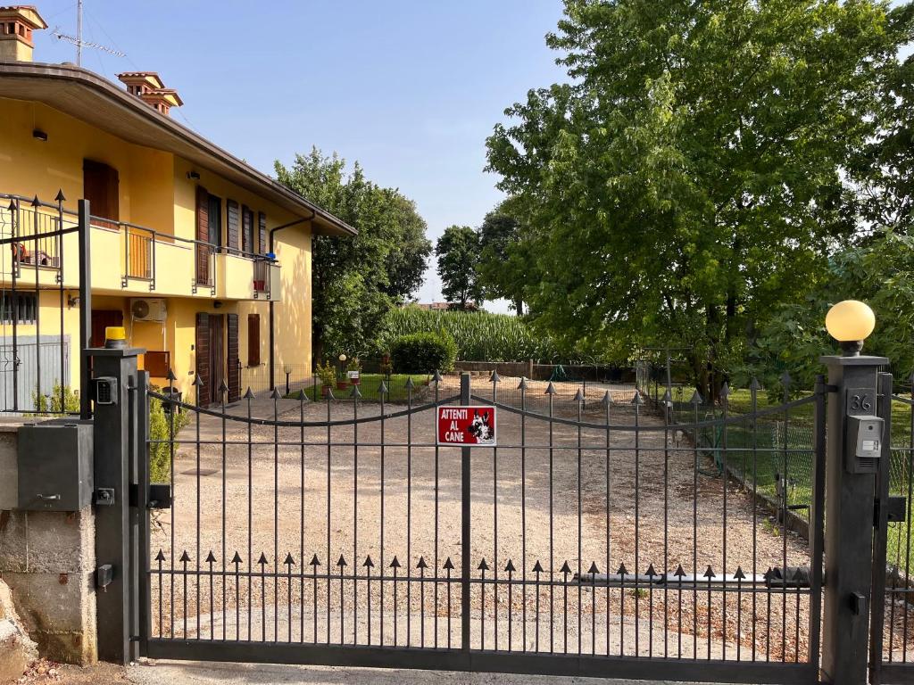 une porte devant une maison avec un panneau sur celle-ci dans l'établissement Paola House, à Lonato