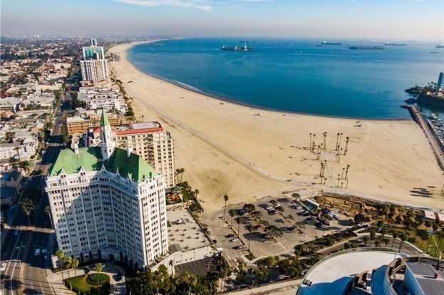 una vista aérea de la playa y del océano en OCEAN VIEWS 2b 2b CORNER UNIT WRAP AROUND BALCONY'S LB CONVENTION CENTER en Long Beach