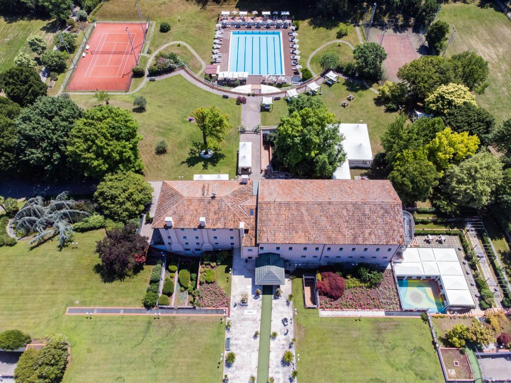 Bazén v ubytování Hotel Ristorante Fior nebo v jeho okolí