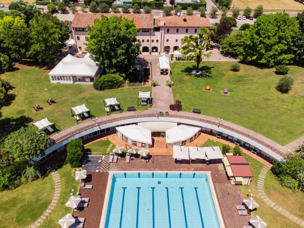 Bazén v ubytování Hotel Ristorante Fior nebo v jeho okolí