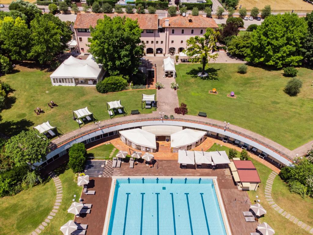 an aerial view of a swimming pool with a resort at Hotel Ristorante Fior in Castelfranco Veneto