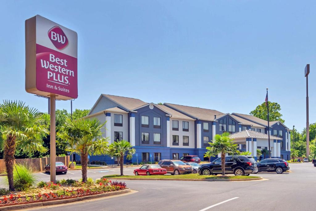 un panneau indiquant le meilleur ouest plus devant une maison dans l'établissement Best Western Plus McDonough Inn & Suites, à McDonough